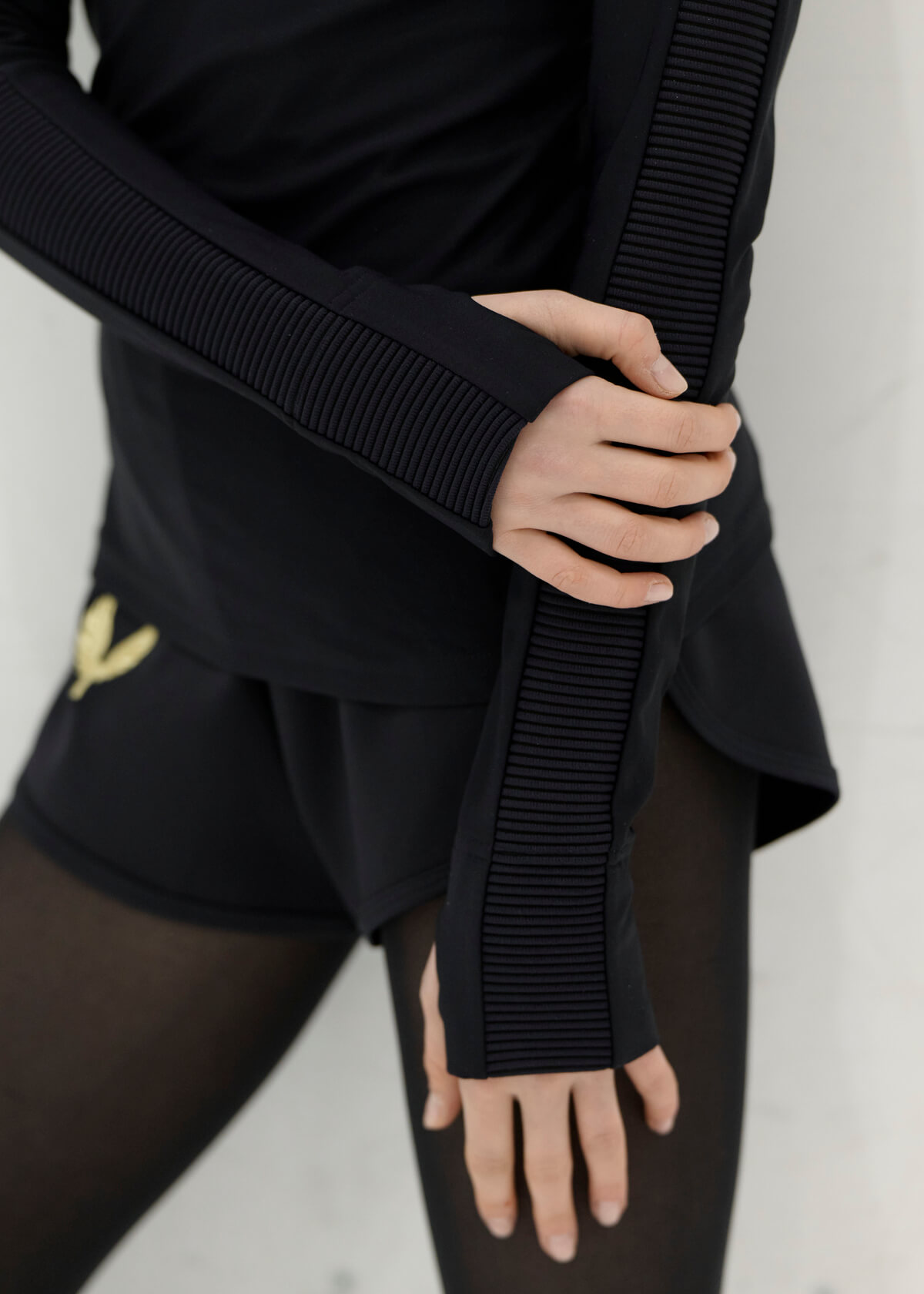 Лонгслив с вырезом под палец - 0453